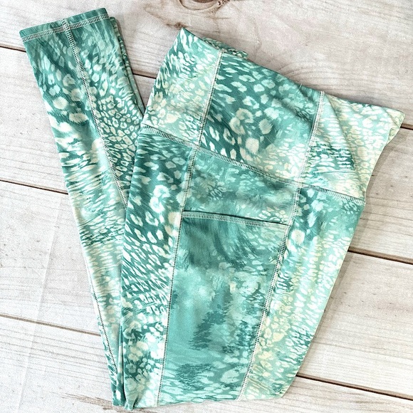 Chico’s Zenergy Mint Green & Cream Animal Print High Waist Performance Leggings - Picture 2 of 9